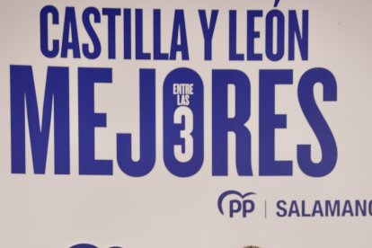 La vicepresidenta y consejera de Familia e Igualdad de Oportunidades de la Junta de Castilla y León, Isabel Blanco, y el presidente del Partido Popular de Salamanca, Carlos García Carbayo, participan en un encuentro con personas mayores de la ciudad.