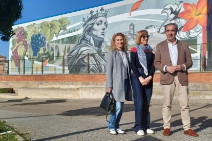 La artista gallega, en el centro, junto al alcalde de Roa y la concejala de Cultura y Turismo