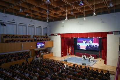 El fundador de Nude Project recibe en Burgos el Premio Talento Emprendedor ante un Paraninfo lleno.
