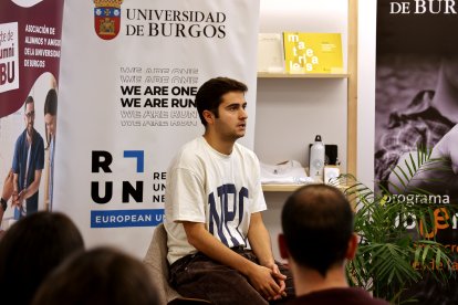Álex Benlloch, premiado en la UBU, explica el salto de Nude Project hacia una “marca de moda” y el “total look”.