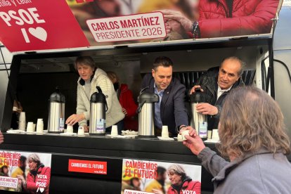 El candidato ofrece caldo en la plaza del Trigo de Aranda