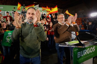 El presidente de VOX, Santiago Abascal y el candidato a la presidencia de la Junta de Castilla y León, Carlos Pollán participan en un acto público en el Polideportivo Municipal El Plantío