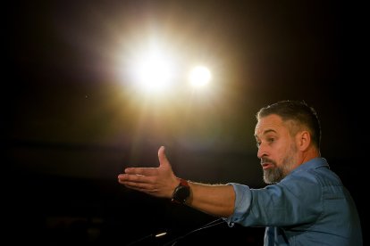 El presidente de VOX, Santiago Abascal y el candidato a la presidencia de la Junta de Castilla y León, Carlos Pollán participan en un acto público en el Polideportivo Municipal El Plantío