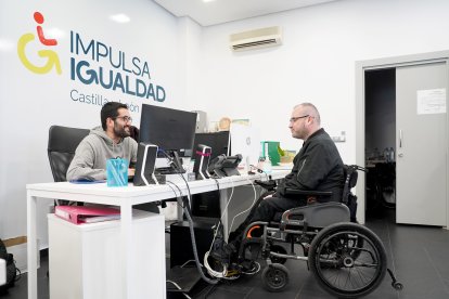 Décimo aniversario de Impulsa Igualdad. El usuario Nacho Fadrique en las oficinas de Valladolid