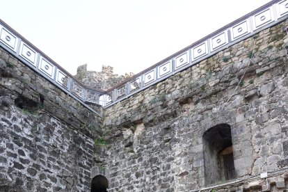 El secretario general del PSOECyL y candidato a la Presidencia de la Junta, Carlos Martínez, junto a la candidata abulense Carmen Iglesias en Arenas de San Pedro (Ávila)