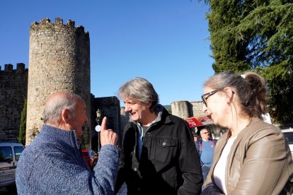 El secretario general del PSOECyL y candidato a la Presidencia de la Junta, Carlos Martínez, junto a la candidata abulense Carmen Iglesias en Arenas de San Pedro (Ávila)