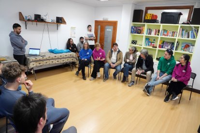 El secretario general del PSOECyL y candidato a la Presidencia de la Junta, Carlos Martínez, se reúne con la Asociación de Jóvenes Solidarios de Arenas de San Pedro (Ávila)