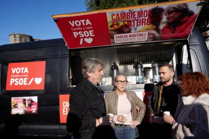 El secretario general del PSOECyL y candidato a la Presidencia de la Junta, Carlos Martínez, junto a la candidata abulense Carmen Iglesias en Arenas de San Pedro (Ávila)
