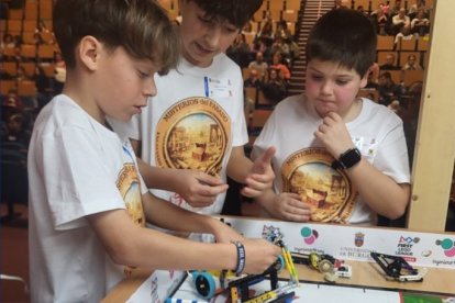 Un grupo de Primaria se encarga de preparar su robot antes del último asalto de la competición.