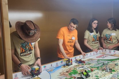 El equipamiento de los concursantes también puntuaba en la competición y sombreros de explorador y el tradicional salacot que Carbonell llevaba por Atapuerca estaban muy visibles.