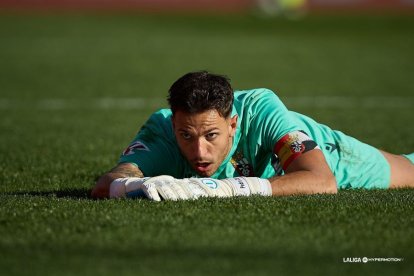 El Mirandés generó ocasiones de sobra, pero se estrelló con Pedro López que apuntaló el triunfo de los visitantes.