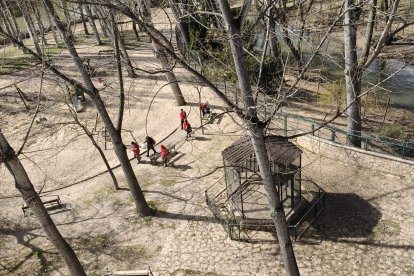 Cruz Roja limpiando el Barriles