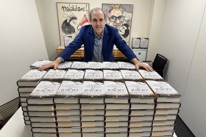 Luis Zueco posa con una montaña de ejemplares de 'El juicio'.