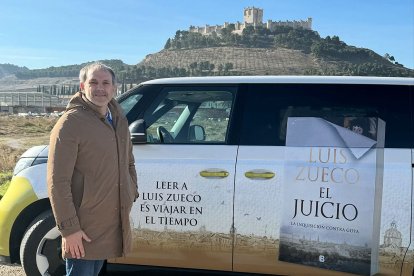 El escritor zaragozano, junto a la furgoneta con la que está realizando el #ZuecoTour.