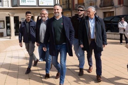 El lider de Vox, Santiago Abascal, visita Almazán acompañado del candidato a la Junta, Carlos Pollán