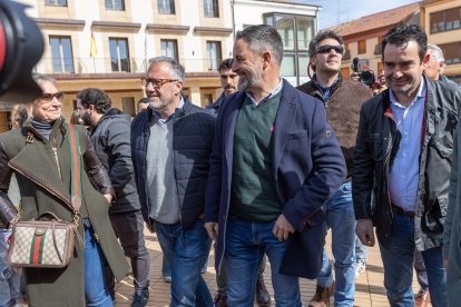 El lider de Vox, Santiago Abascal, visita Almazán acompañado del candidato a la Junta, Carlos Pollán