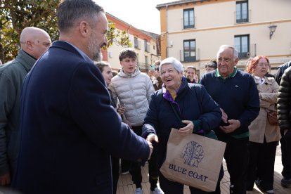 El lider de Vox, Santiago Abascal, visita Almazán acompañado del candidato a la Junta, Carlos Pollán