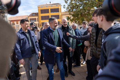 El lider de Vox, Santiago Abascal, visita Almazán acompañado del candidato a la Junta, Carlos Pollán