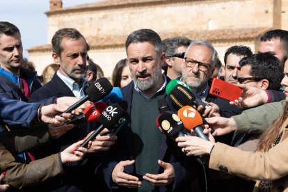 El lider de Vox, Santiago Abascal, visita Almazán acompañado del candidato a la Junta, Carlos Pollán