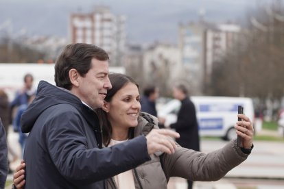 El candidato del Partido Popular de Castilla y León a la reelección como presidente de la Junta, Alfonso Fernández Mañueco, ofrece un mitin en Ponferrada (León)