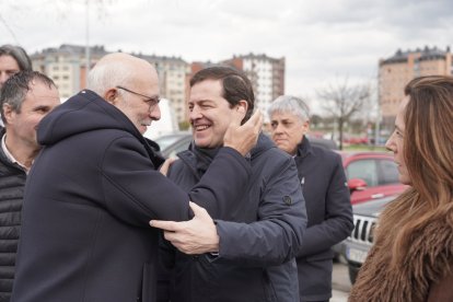 El candidato del Partido Popular de Castilla y León a la reelección como presidente de la Junta, Alfonso Fernández Mañueco, ofrece un mitin en Ponferrada (León)