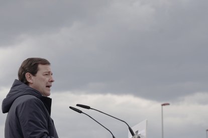 El candidato del Partido Popular de Castilla y León a la reelección como presidente de la Junta, Alfonso Fernández Mañueco, ofrece un mitin en Ponferrada (León)