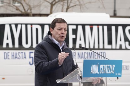 El candidato del Partido Popular de Castilla y León a la reelección como presidente de la Junta, Alfonso Fernández Mañueco, ofrece un mitin en Ponferrada (León)