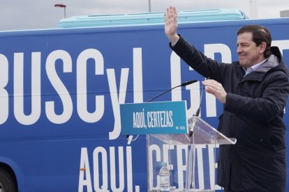 El candidato del Partido Popular de Castilla y León a la reelección como presidente de la Junta, Alfonso Fernández Mañueco, ofrece un mitin en Ponferrada (León)