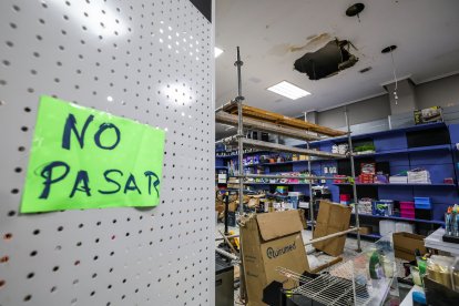 Cartel que indica que la mitad de la tienda es inaccesible al público.