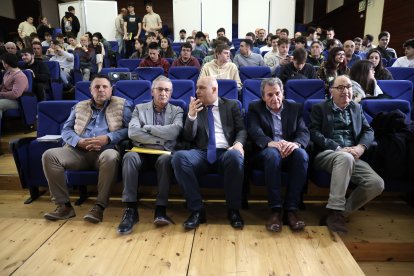 El presidente de la Ucale-Coag León, Poli Castellanos, el coordinador general de Coag Castilla y León, Lorenzo Rivera, y el viceconsejero de Agricultura, Ganadería y Desarrollo Rural de la Junta, Jorge Llorente, atienden a los medios antes de la jornada ‘El cultivo del maíz en la provincia de León: rentabilidad y futuro’