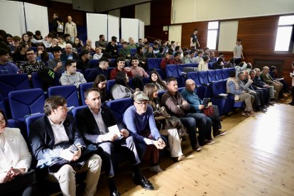 El presidente de la Ucale-Coag León, Poli Castellanos, el coordinador general de Coag Castilla y León, Lorenzo Rivera, y el viceconsejero de Agricultura, Ganadería y Desarrollo Rural de la Junta, Jorge Llorente, atienden a los medios antes de la jornada ‘El cultivo del maíz en la provincia de León: rentabilidad y futuro’