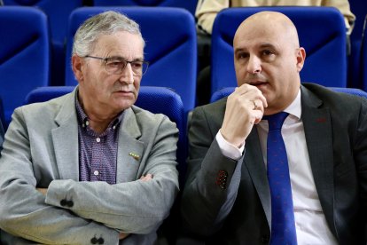El presidente de la Ucale-Coag León, Poli Castellanos, el coordinador general de Coag Castilla y León, Lorenzo Rivera, y el viceconsejero de Agricultura, Ganadería y Desarrollo Rural de la Junta, Jorge Llorente, atienden a los medios antes de la jornada ‘El cultivo del maíz en la provincia de León: rentabilidad y futuro’