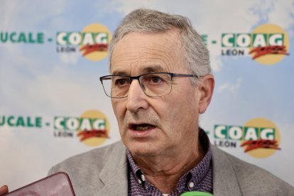 El presidente de la Ucale-Coag León, Poli Castellanos, el coordinador general de Coag Castilla y León, Lorenzo Rivera, y el viceconsejero de Agricultura, Ganadería y Desarrollo Rural de la Junta, Jorge Llorente, atienden a los medios antes de la jornada ‘El cultivo del maíz en la provincia de León: rentabilidad y futuro’