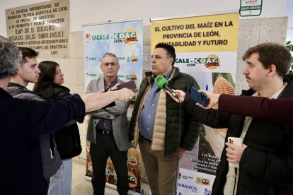 El presidente de la Ucale-Coag León, Poli Castellanos, el coordinador general de Coag Castilla y León, Lorenzo Rivera, y el viceconsejero de Agricultura, Ganadería y Desarrollo Rural de la Junta, Jorge Llorente, atienden a los medios antes de la jornada ‘El cultivo del maíz en la provincia de León: rentabilidad y futuro’