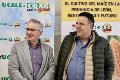 El presidente de la Ucale-Coag León, Poli Castellanos, el coordinador general de Coag Castilla y León, Lorenzo Rivera, y el viceconsejero de Agricultura, Ganadería y Desarrollo Rural de la Junta, Jorge Llorente, atienden a los medios antes de la jornada ‘El cultivo del maíz en la provincia de León: rentabilidad y futuro’