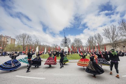 El folclore burgalés danza a los pies de la estatua de Diego Porcelos.