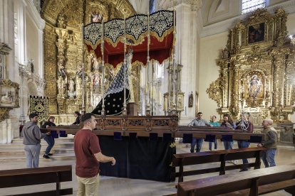 Así se ha procedido a colocar el palio en la Iglesia de San Lorenzo.