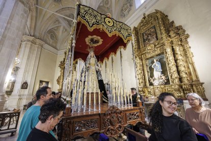 Así se ha procedido a colocar el palio en la Iglesia de San Lorenzo.