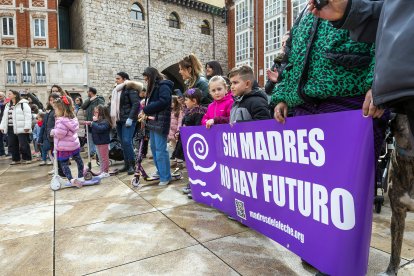 Instante de la manifestación infantil y familiar del 8M de Madres de la Leche.