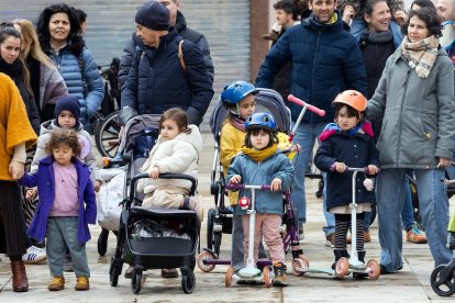 Instante de la manifestación infantil y familiar del 8M de Madres de la Leche.