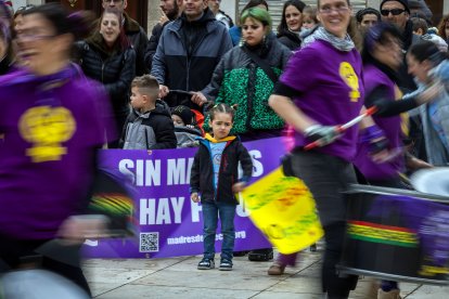 Instante de la manifestación infantil y familiar del 8M de Madres de la Leche.