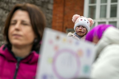 Instante de la manifestación infantil y familiar del 8M de Madres de la Leche.