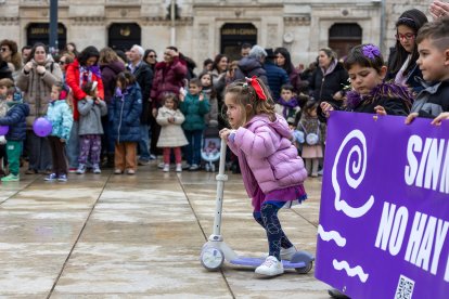 Instante de la manifestación infantil y familiar del 8M de Madres de la Leche.