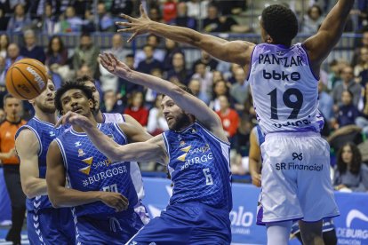 Imagen del partido entre el Recoletas Salud San Pablo Burgos y Bilbao.