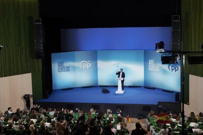 El candidato del PP a la reelección como presidente de la Junta, Alfonso Fernández Mañueco, clausura en Burgos junto a Alicia García, Cristina Ayala, Borja Suárez e Isabel blanco, en un acto con motivo del Día Internacional de la Mujer.