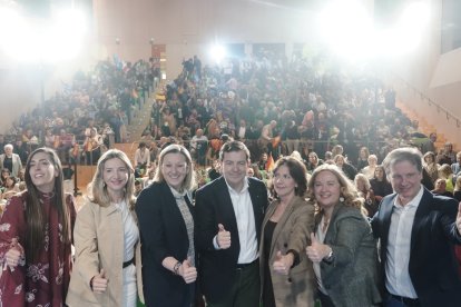 El candidato del PP a la reelección como presidente de la Junta, Alfonso Fernández Mañueco, clausura en Burgos junto a Alicia García, Cristina Ayala, Borja Suárez e Isabel blanco, en un acto con motivo del Día Internacional de la Mujer.