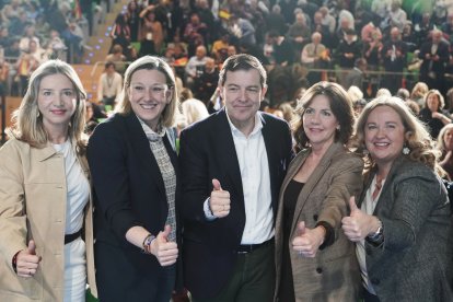 El candidato del PP a la reelección como presidente de la Junta, Alfonso Fernández Mañueco, clausura en Burgos junto a Alicia García, Cristina Ayala e Isabel blanco, en un acto con motivo del Día Internacional de la Mujer.