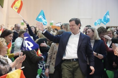 El candidato del PP a la reelección como presidente de la Junta, Alfonso Fernández Mañueco, clausura en Burgos un acto con motivo del Día Internacional de la Mujer.