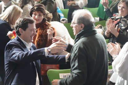 El candidato del PP a la reelección como presidente de la Junta, Alfonso Fernández Mañueco, saluda al expresidente de la Junta Juan Vicente Herrera, antes de clausurar en Burgos un acto con motivo del Día Internacional de la Mujer.