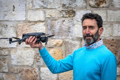 Abad Herrero, con un dron.